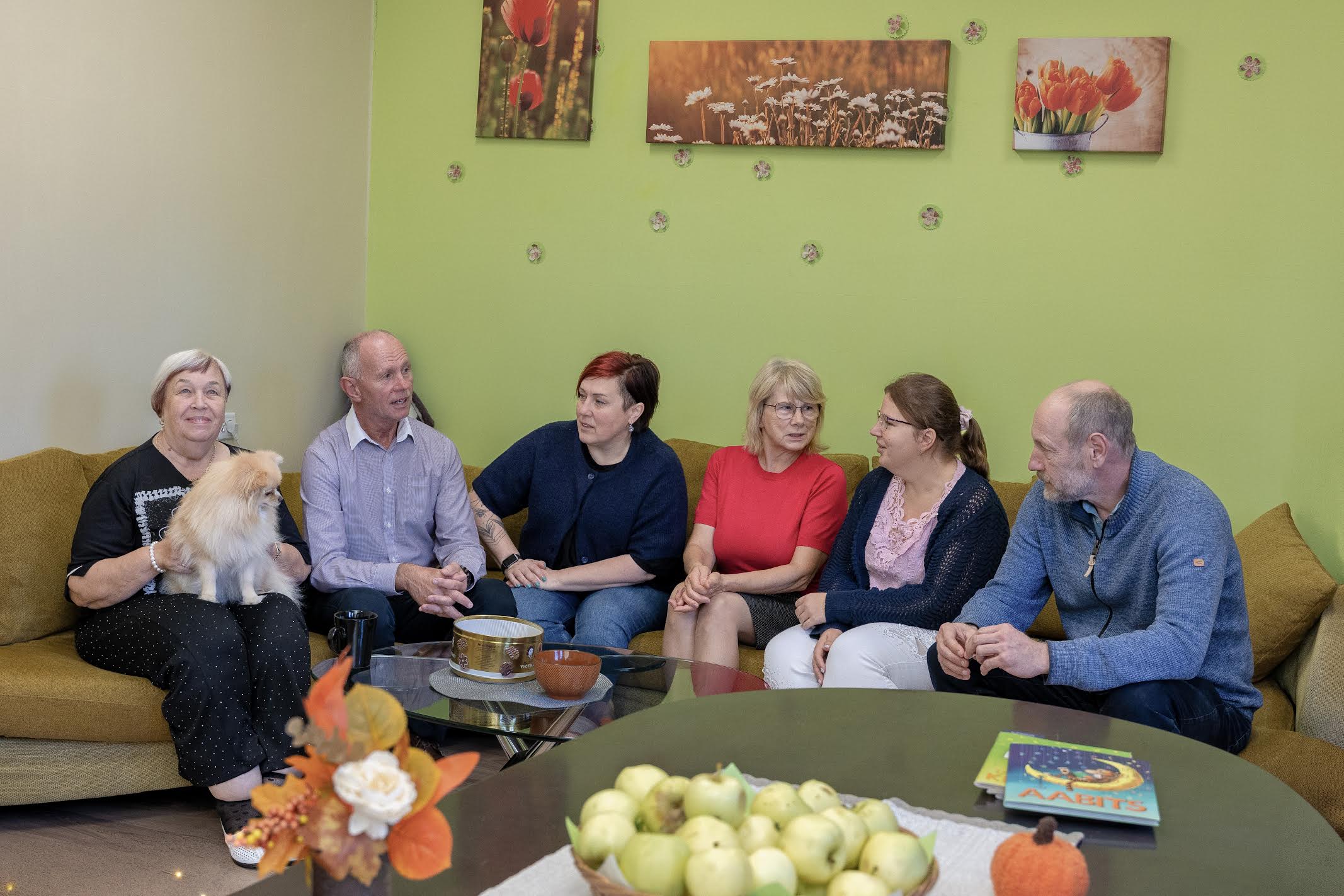 Võrumaa Haridustöötajate Liidu juhatuse liige ja Osula põhikooli õpetaja Viia Haller (vasakult) koos Vellaga, füüsikaõpetaja Jaak Kepp, huvijuht ja ettevõtluse õpetaja Tiina Männe, matemaatikaõpetaja Tiiu Alter, eesti keele ja kirjanduse õpetaja Rebeka Käär ning direktor Anti Ossis 22. septembril Osula kooli õpetajate toas streigitunnil. Foto: AIGAR NAGEL